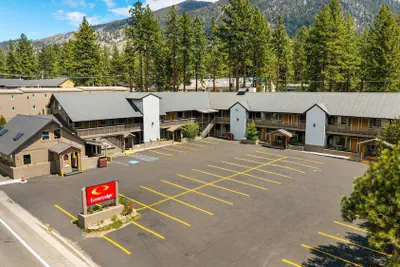 Photo 2 - Econo Lodge Inn & Suites Heavenly Village Area