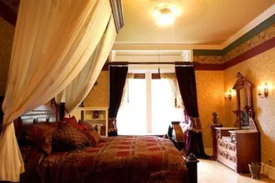 Photo 2 - Alexander Mansion Bed and Breakfast