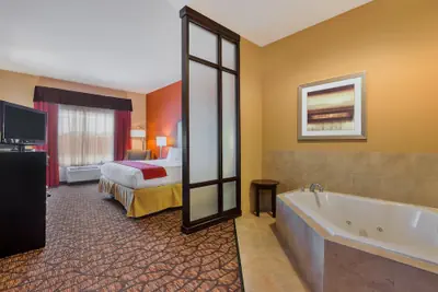 Photo 4 - Holiday Inn Express & Suites Alpine Southeast by IHG
