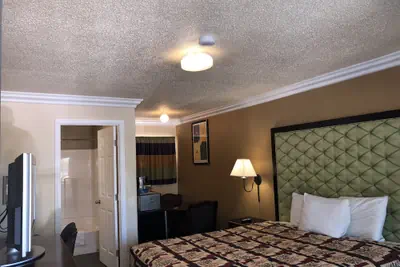 Photo 5 - Lamplighter Motel