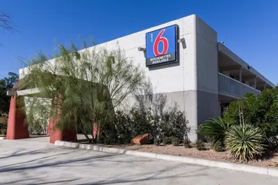 Photo 2 - Motel 6 Uvalde, TX