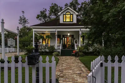 Photo 2 - White Oak Manor Bed & Breakfast