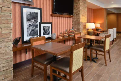 Photo 5 - Hampton Inn Ottumwa