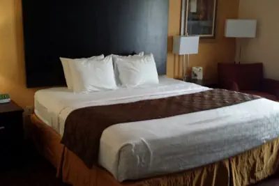Photo 5 - Paradise Inn & Suites