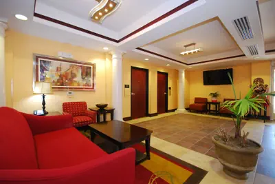 Photo 4 - Paradise Inn & Suites