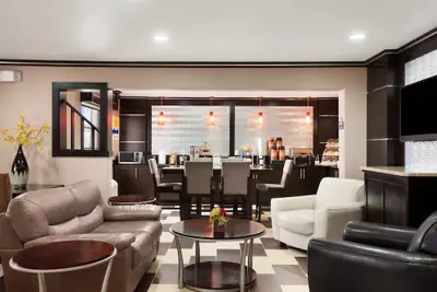 Photo 4 - Days Inn & Suites by Wyndham Conroe North