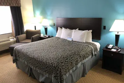 Photo 5 - Days Inn & Suites by Wyndham Conroe North