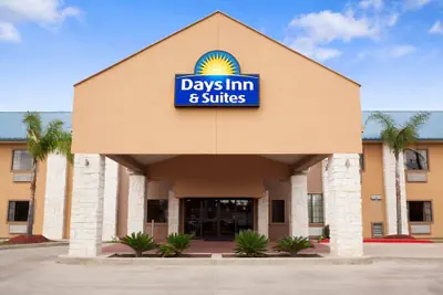 Photo 2 - Days Inn & Suites by Wyndham Conroe North