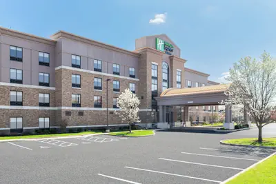 Photo 2 - Holiday Inn Express and Suites Columbus Edinburgh by IHG