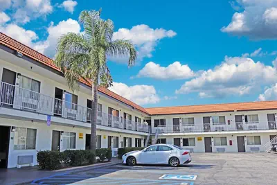 Photo 2 - Hawthorne Plaza Inn