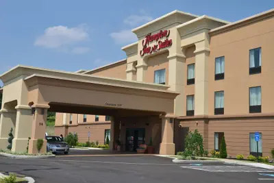 Photo 2 - Hampton Inn & Suites Sharon