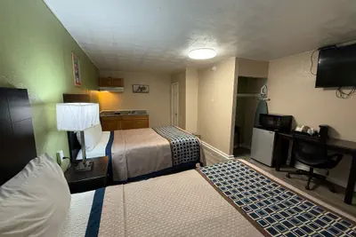 Photo 4 - Executive Inn and Kitchenette Suites