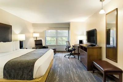 Photo 2 - Clubhouse Hotel & Suites Pierre