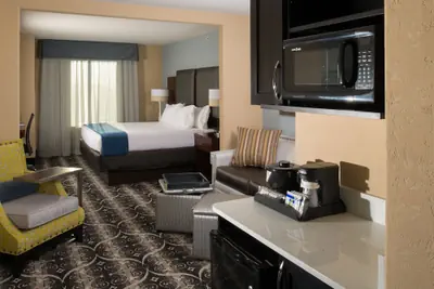 Photo 3 - Holiday Inn Express and Suites Kansas City Airport by IHG