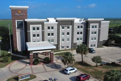 Photo 2 - La Quinta Inn & Suites by Wyndham Pearsall