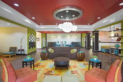 Photo 4 - La Quinta Inn & Suites by Wyndham Pearsall