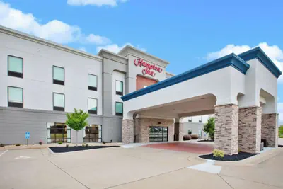 Photo 2 - Hampton Inn Clinton, IA