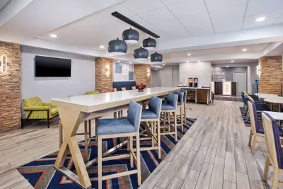 Photo 3 - Hampton Inn Clinton, IA