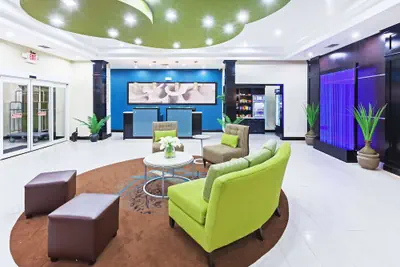 Photo 4 - La Quinta Inn & Suites by Wyndham Marshall