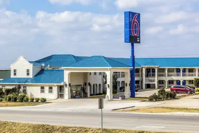 Photo 2 - Motel 6 Seguin, TX
