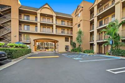 Photo 2 - Howard Johnson by Wyndham Pasadena