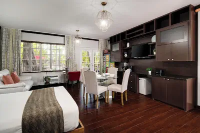 Photo 5 - Tradewinds Apartment Hotel