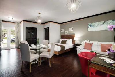 Photo 3 - Tradewinds Apartment Hotel