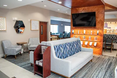 Photo 4 - Holiday Inn Express and Suites Mason City by IHG