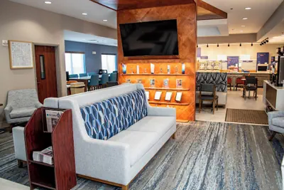 Photo 3 - Holiday Inn Express and Suites Mason City by IHG
