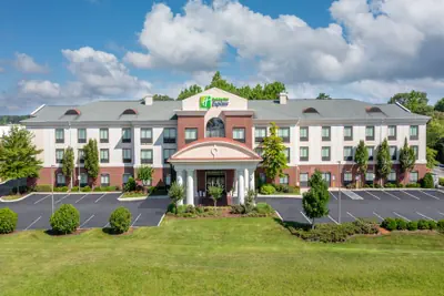 Photo 2 - Holiday Inn Express Hotel & Suites Tullahoma by IHG