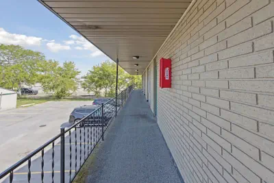 Photo 4 - Curry’s Motel by OYO Saginaw MI