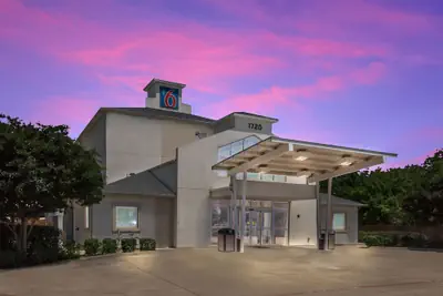 Photo 2 - Motel 6 Cleburne, TX