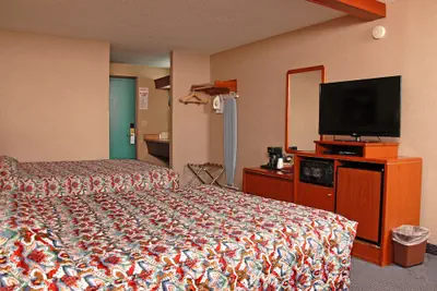 Photo 4 - Redmond Inn