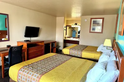 Photo 4 - Claridge Inn