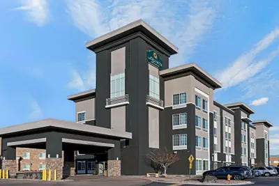 Photo 2 - La Quinta Inn & Suites by Wyndham Denver Gateway Park