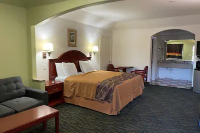Photo 4 - Executive Inn And Suites