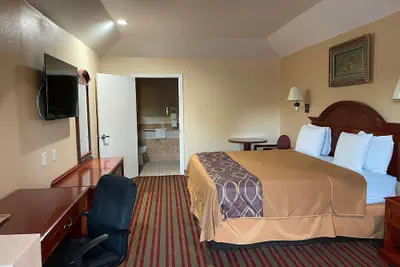Photo 5 - Executive Inn And Suites
