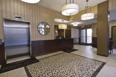 Photo 4 - Pointe Plaza Hotel