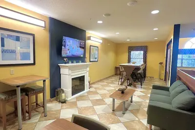 Photo 2 - Microtel Inn & Suites by Wyndham Chili/Rochester Airport