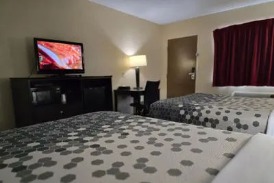Photo 4 - Econo Lodge Inn & Suites Mason City - Clear Lake