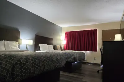 Photo 2 - Econo Lodge Inn & Suites Mason City - Clear Lake