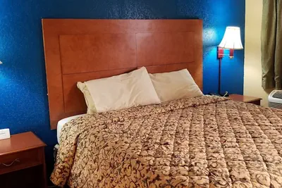 Photo 4 - Executive Inn