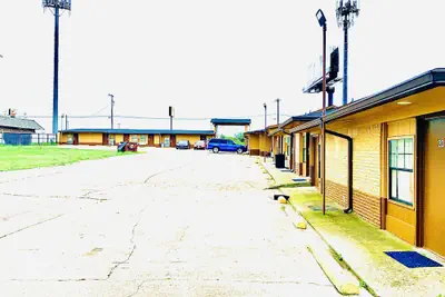 Photo 2 - Embassy motel