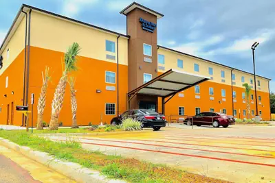 Photo 2 - Days Inn & Suites by Wyndham Horn Lake/Memphis Graceland