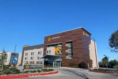 Photo 2 - La Quinta Inn & Suites by Wyndham Dallas/Fairpark