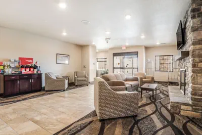 Photo 2 - Cobblestone Hotel & Suites - Newport