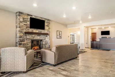Photo 3 - Cobblestone Hotel & Suites - Newport