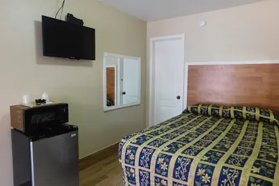 Photo 5 - Hillcrest Motel