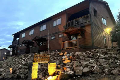Photo 2 - Canyon Plaza Premier Studios and Apts
