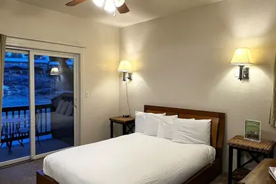 Photo 5 - Canyon Plaza Premier Studios and Apts